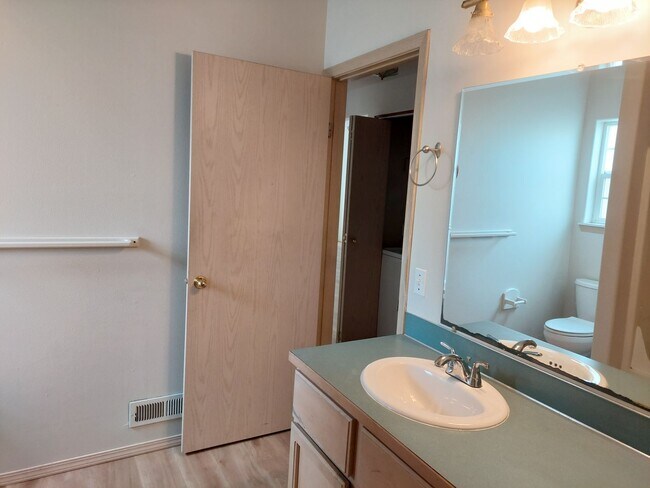 Building Photo - 2443 Undine St