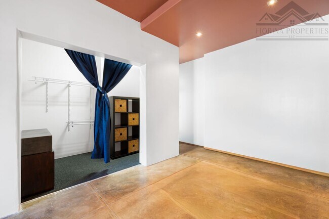 Building Photo - Bright Midtown Studio Loft