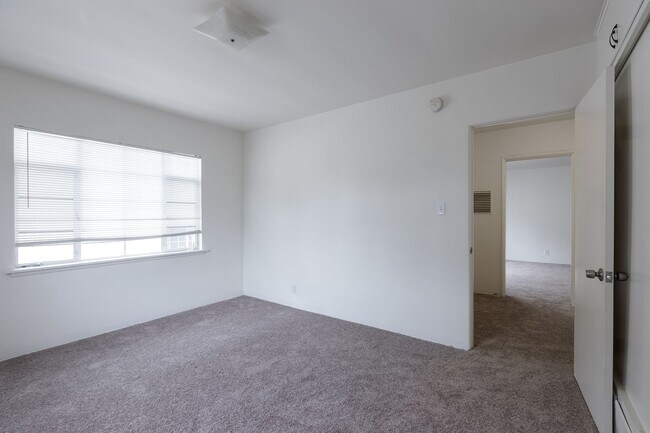 Building Photo - 4909 Coldwater Canyon Ave