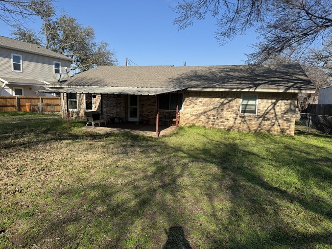 Building Photo - 3 bedroom 2 bath brick home with great yard!