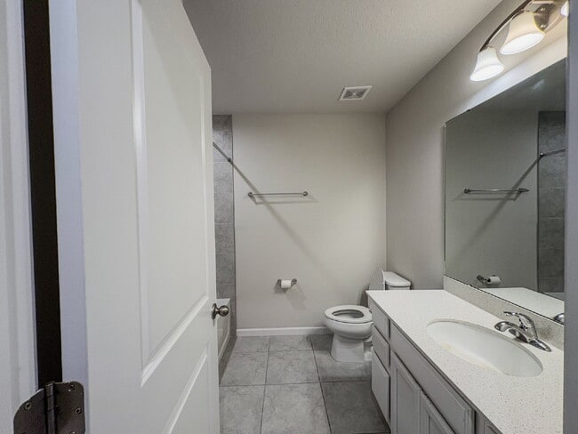 Building Photo - Spacious 3-Bedroom Townhome with garage  i...