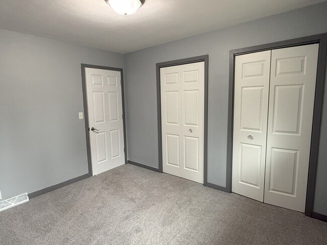 Building Photo - Private 3 bedroom home