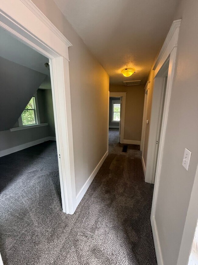Building Photo - Large 4 Bed House with Fenced Yard