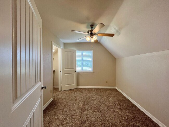 Building Photo - 302 Princess Place