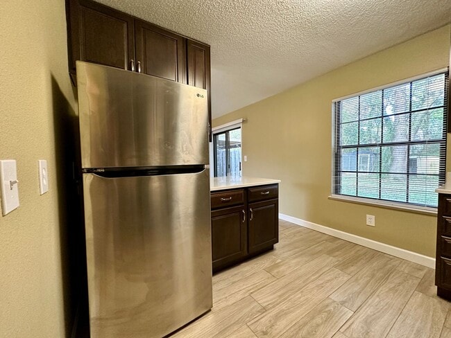 Building Photo - 2 bedroom 1 bath duplex available for rent!