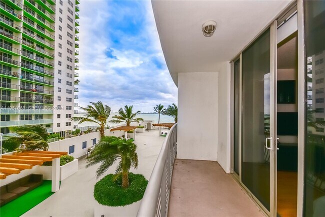 Building Photo - 1750 N Bayshore Dr