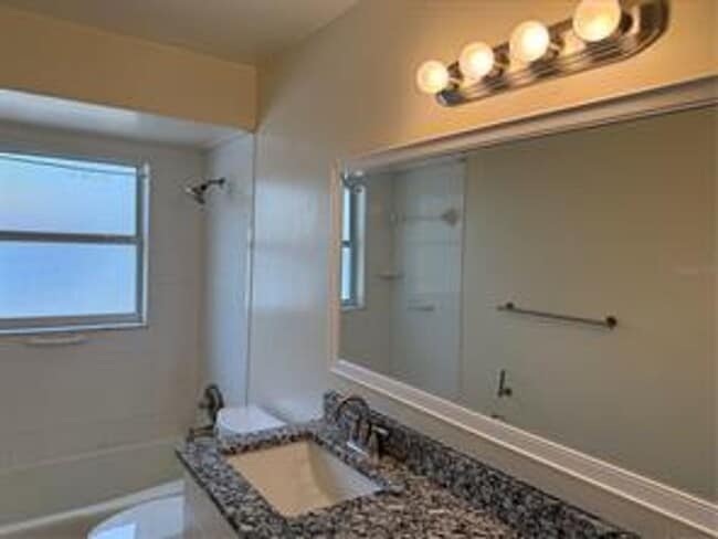 Building Photo - Leesburg Duplex