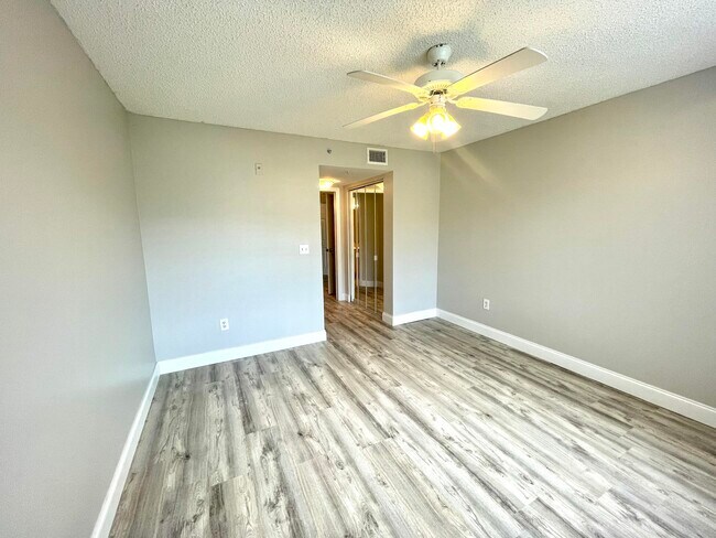 Building Photo - 1700 Crestwood Ct S