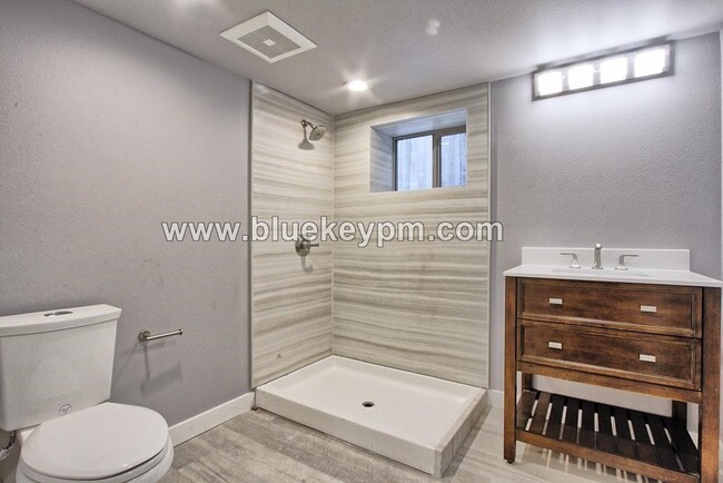 Building Photo - 2 Bed, 1 Bath Unit in Laurelhurst Plex