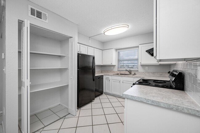 Building Photo - Spacious 2 Bed-1Bath apartment with Pool!