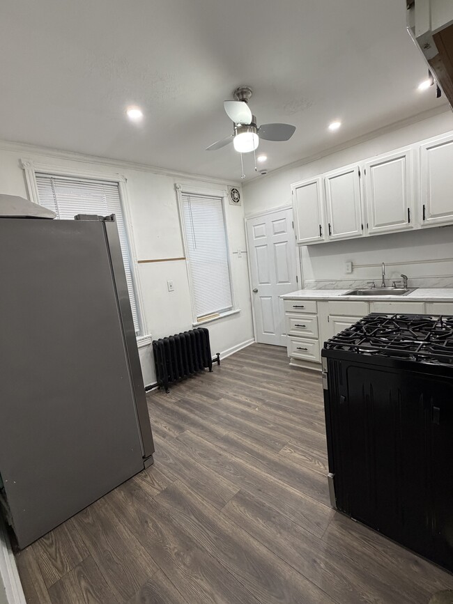 Building Photo - 1815 W 2nd St