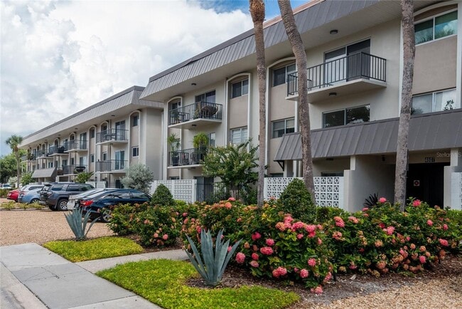Building Photo - Charming 1BR Condo in Prime Westshore Location – Move-In Ready!