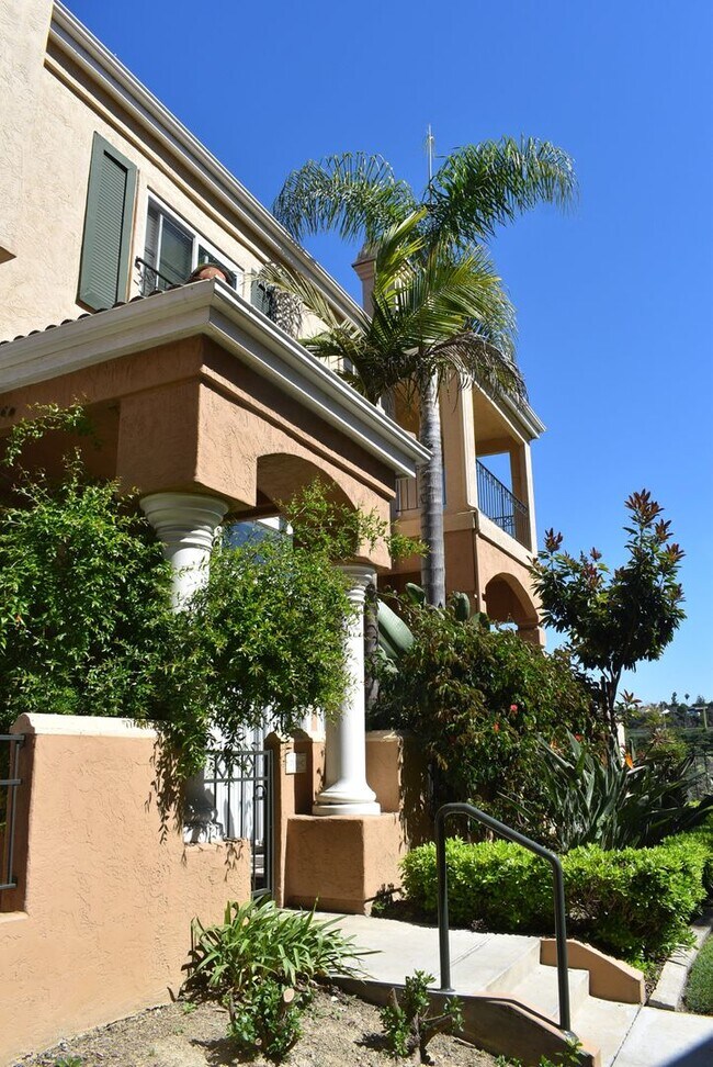 Building Photo - 2 Bed/ 2.5 Bath- Dual Master Townhome in U...
