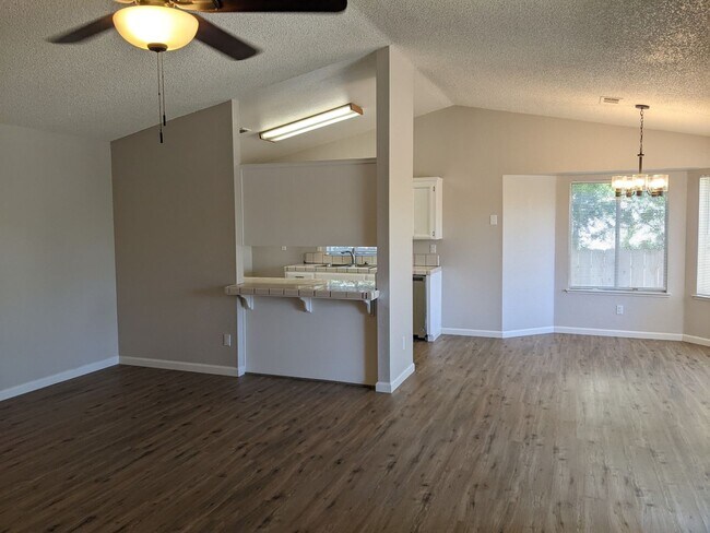 Building Photo - Nice 3 bedroom home, recently updated offe...