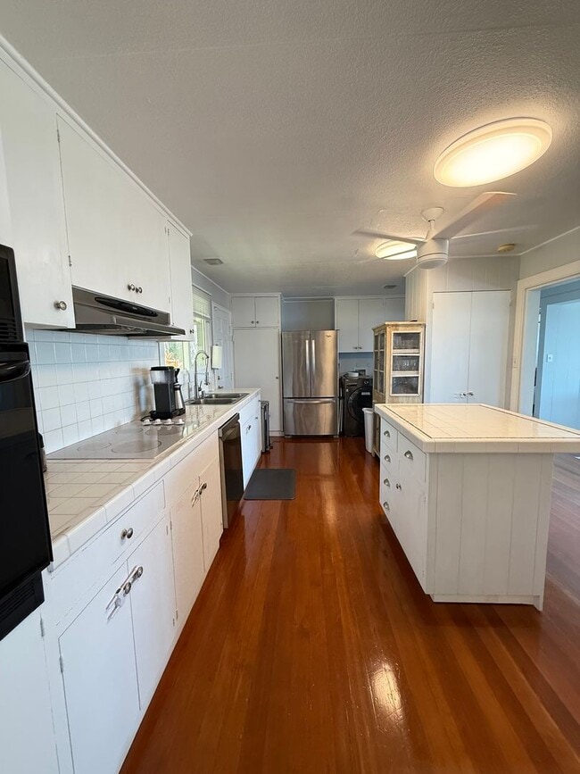 Building Photo - Honolii Fully Furnished Residence