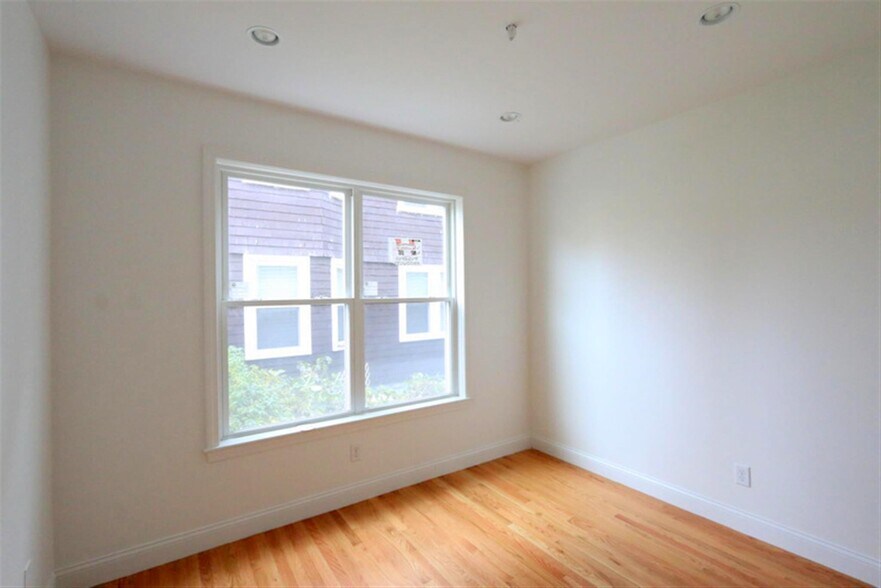 Building Photo - 25 Lewis St