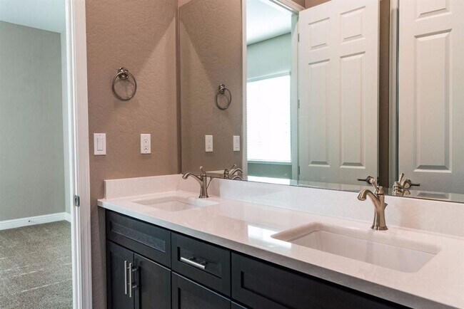 Building Photo - Custom Granville Built Home for Rent in Ol...