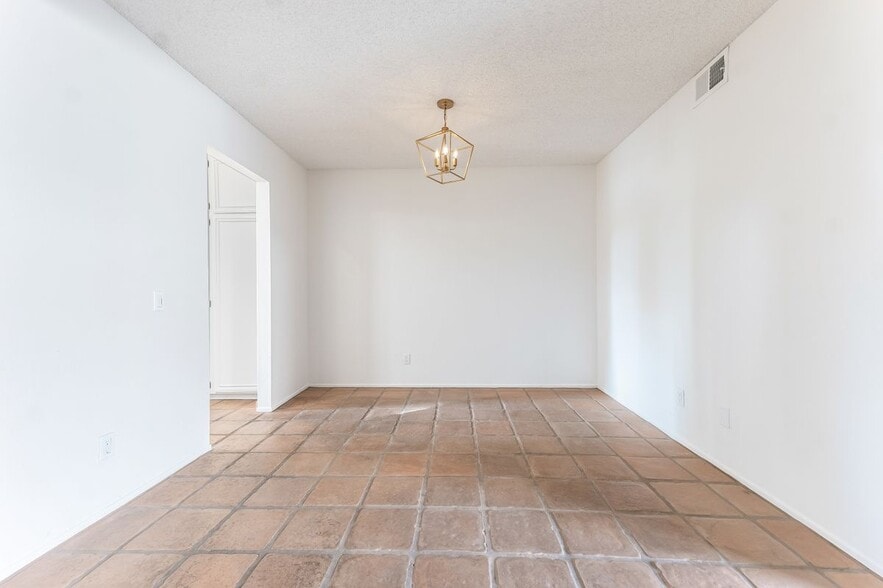 Building Photo - 1964 Olivewood Ct