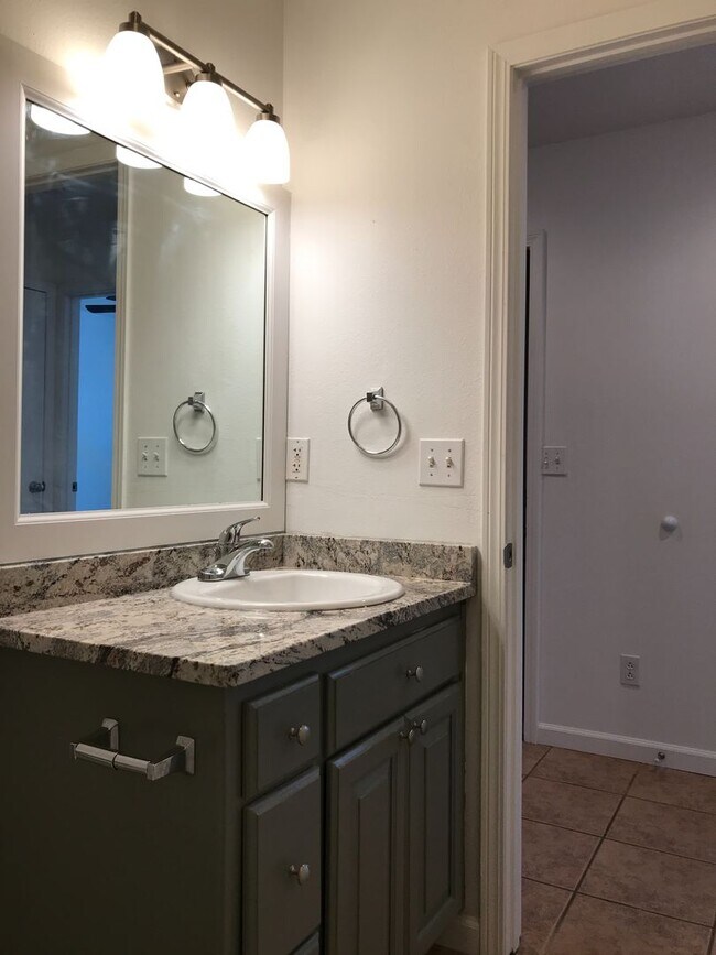 Building Photo - Wonderful 3 Bedroom 2 Bath Ranch