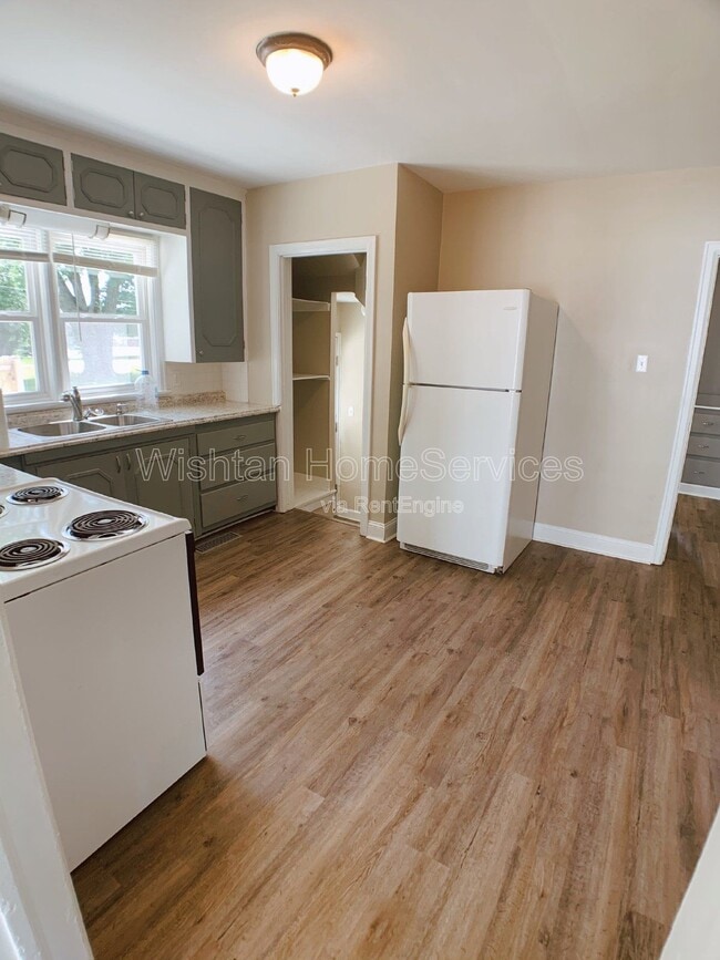 Building Photo - 437 W Murray St