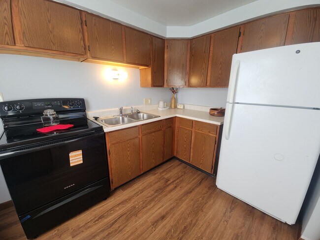 Building Photo - 1059 Gillingham Rd