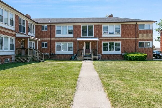 Building Photo - HUGE Updated Apartment with hardwood floors