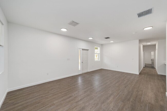 Building Photo - 1591 NW 29 Rd