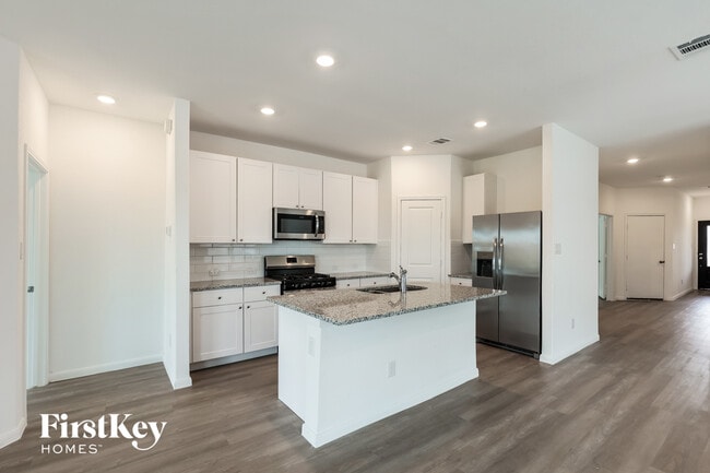 Building Photo - 10719 Vinateros Dr