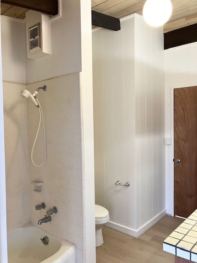 Building Photo - Spacious Single Family Home in Waialae-Kahala, $4,500-3 bedroom & Den, 2-bath