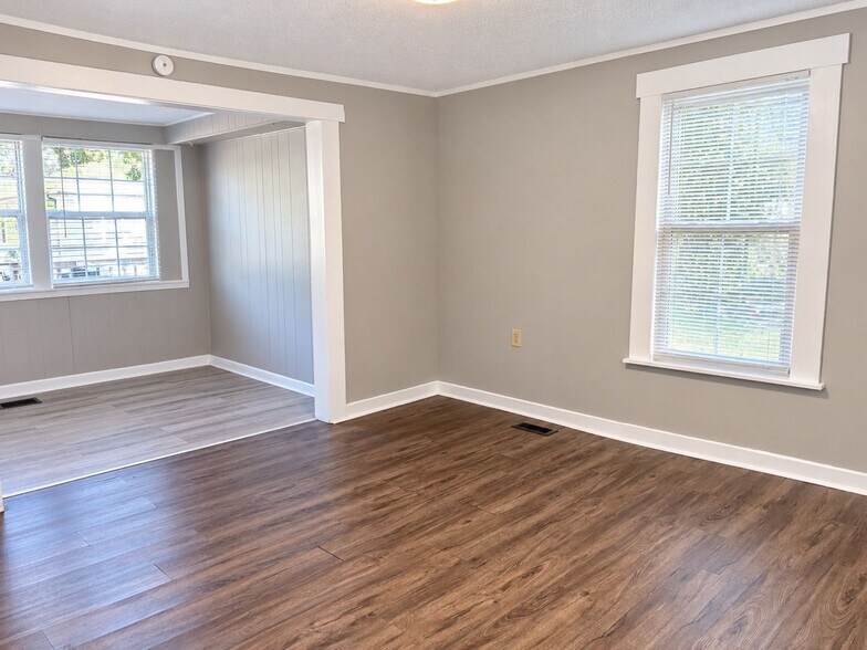 Building Photo - 2700 N Orchard Knob Ave