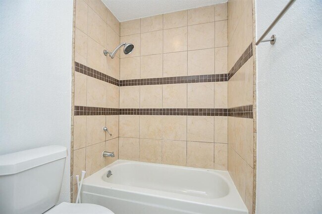 Building Photo - 11201 Lynbrook Dr