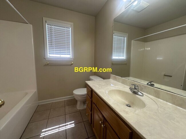 Building Photo - 3 Bed 2 Bath