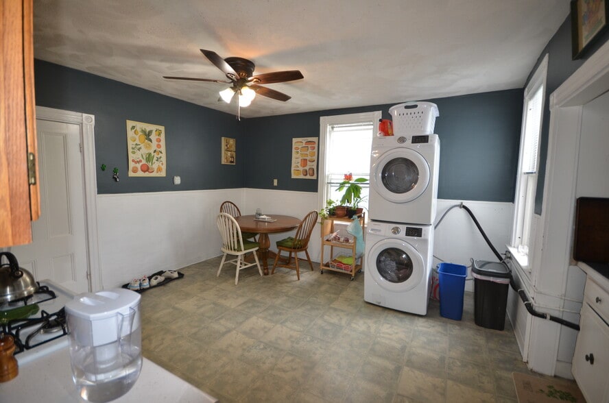 Eat-in Kitchen with Laundry - 234 Cypress St