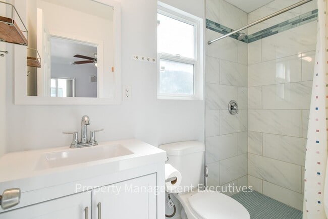 Building Photo - Adorable Studio with an Ocean View