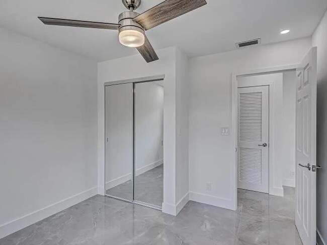 Building Photo - 855 Date Palm Dr