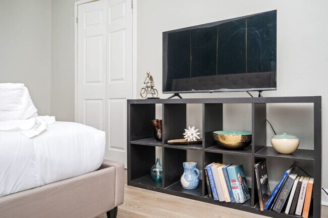 Building Photo - 300 W Peachtree St NW