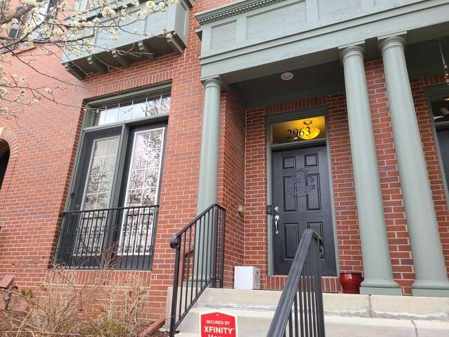 Building Photo - 3 Bedroom Central Park Townhome.