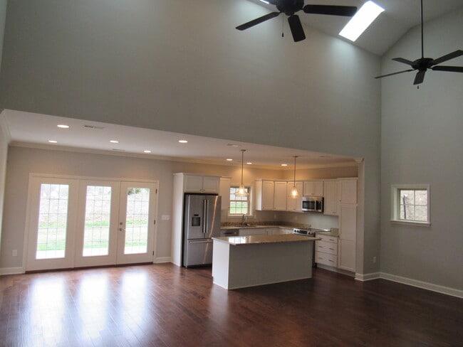 Building Photo - Beautiful 4-Bed, 3-Bath Bungalow in Highly Desirable Farragut!