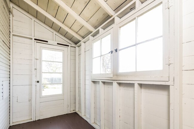 Building Photo - 215-217 Warren Dr.