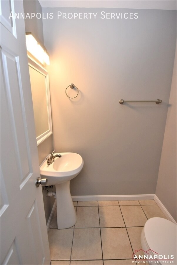 Building Photo - 424 Holly Dr