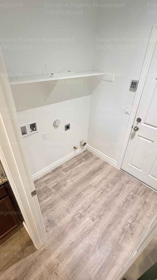 Building Photo - 3 bedroom 2 bathroom home located in a cul- de- sac in a Southwest Bakersfield neighborhood