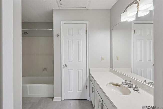 Building Photo - 3325 Myrtle Grove Dr