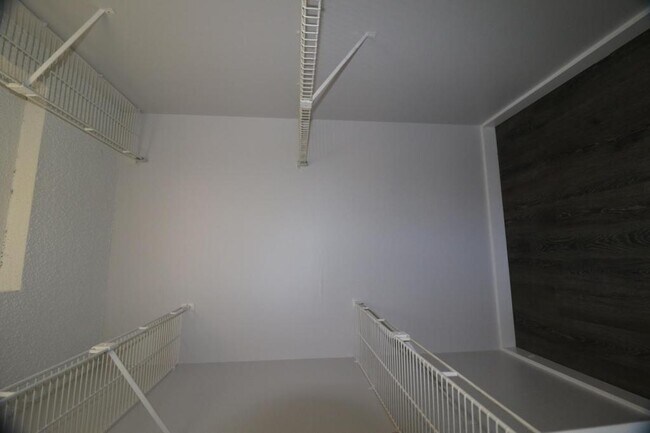 Building Photo - 400 Lake Placid Ct