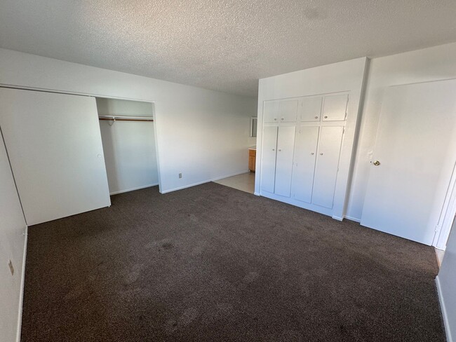 Building Photo - 201 W Newlove Dr