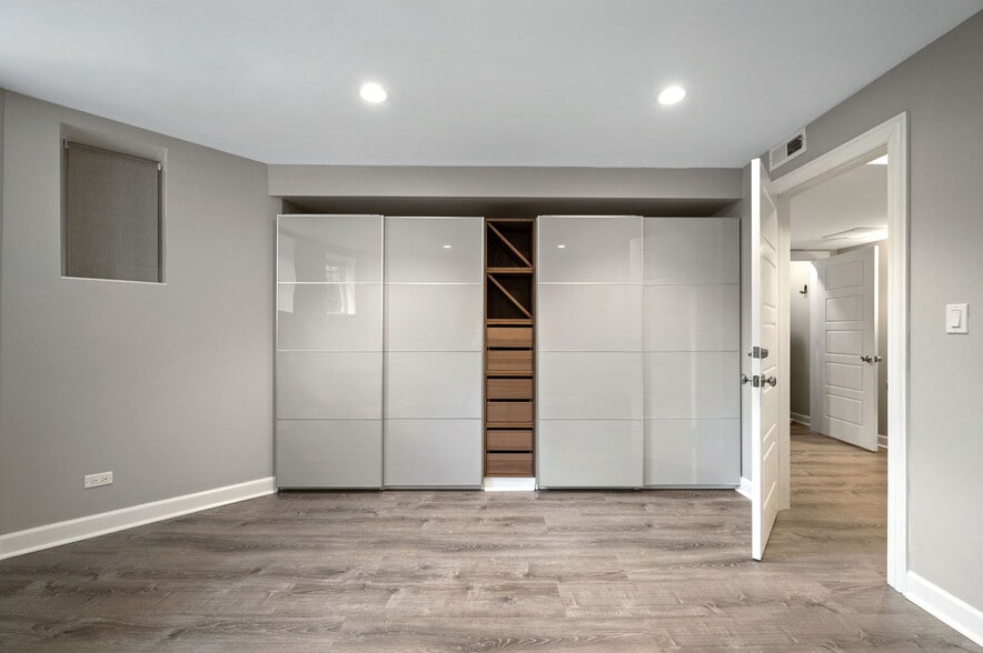 Building Photo - 1252 W Carmen Ave