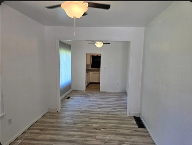 Building Photo - 629 W Van Buren St