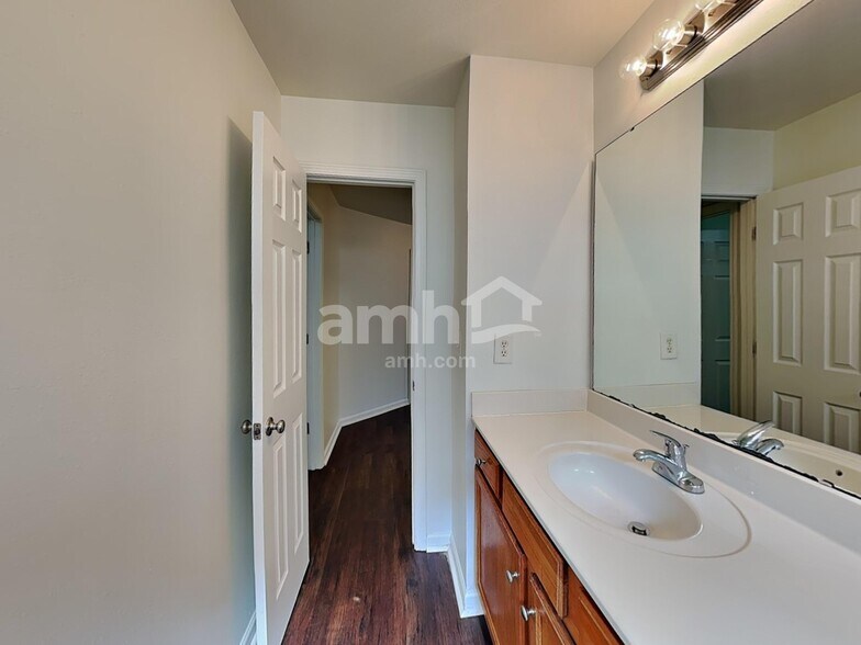 Building Photo - 5001 Autumn Oak Dr