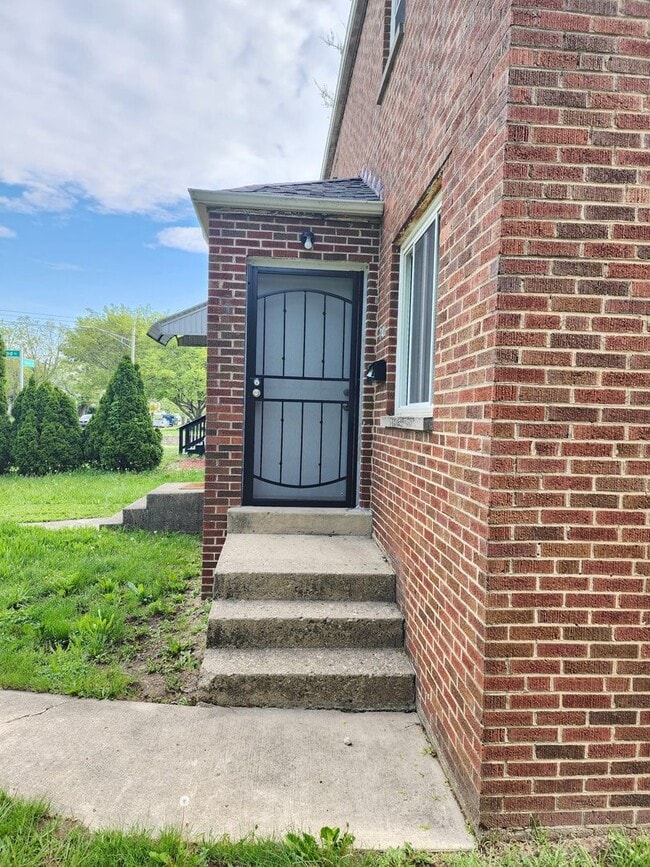 Building Photo - 740 S Harris Ave