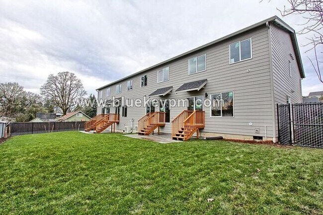 Building Photo - Unit 320: 3 Bed, 2.5 Baths Townhome in LaCenter