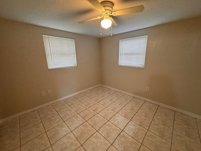 Building Photo - 2 Bedroom 1.5 Bath Clean & Cozy Home for Rent